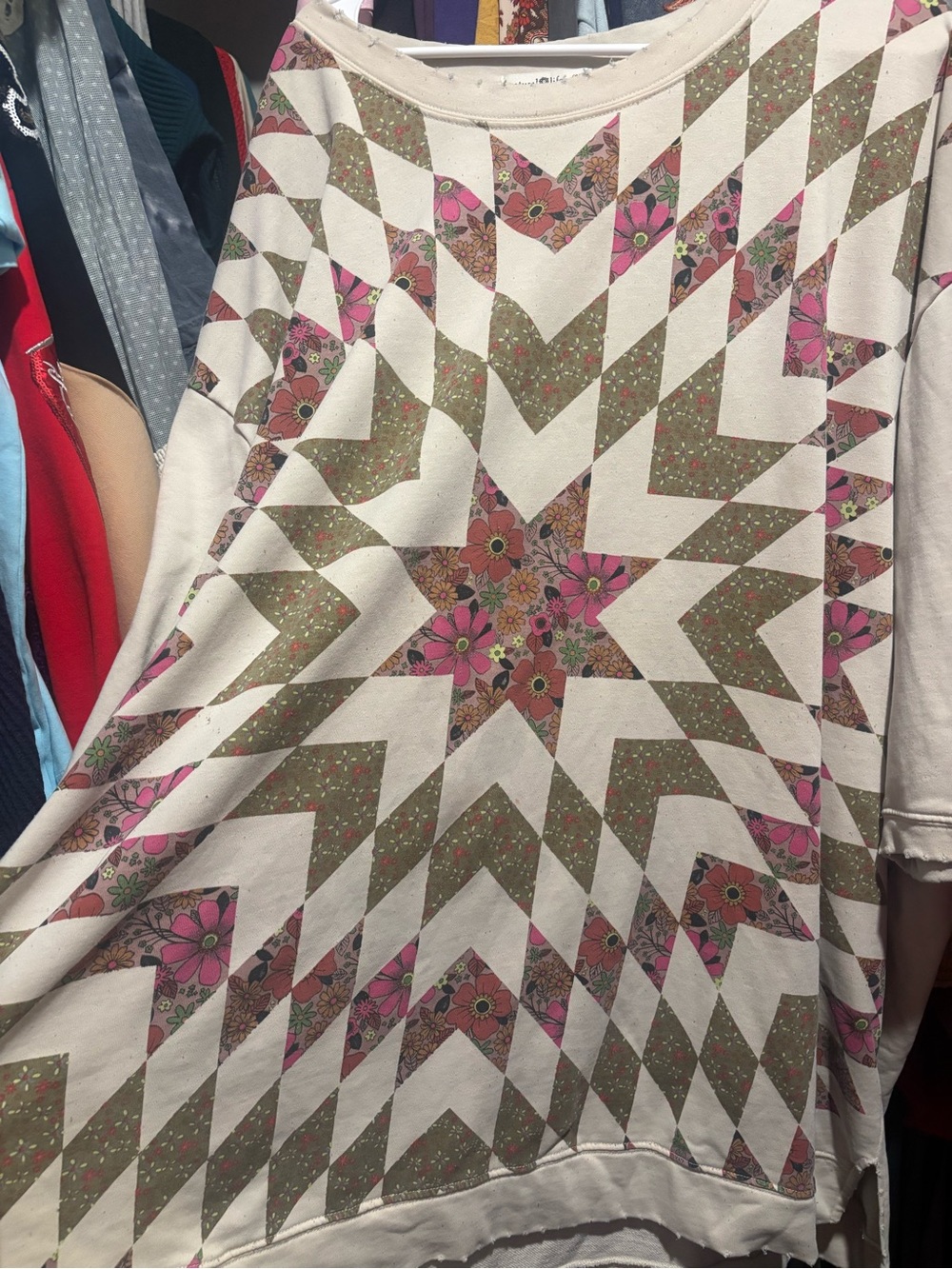 NATURAL LIFE Cream short sleeve sweatshirt with Pink and Olive Floral Star Quilt